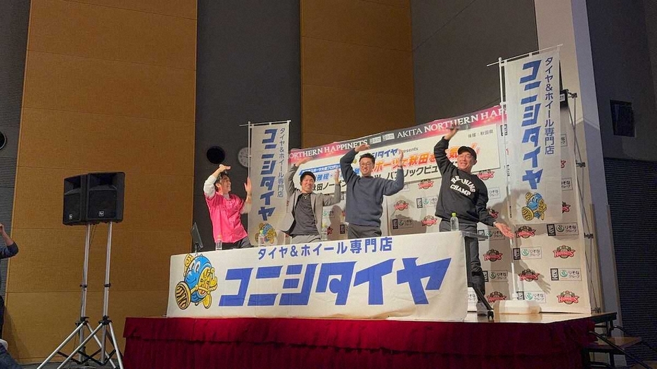 秋田県スポーツ大使主催のパブリックビューイングイベントに参加した（右から）ヤクルト・石川、石山、阪神・石井（球団提供）