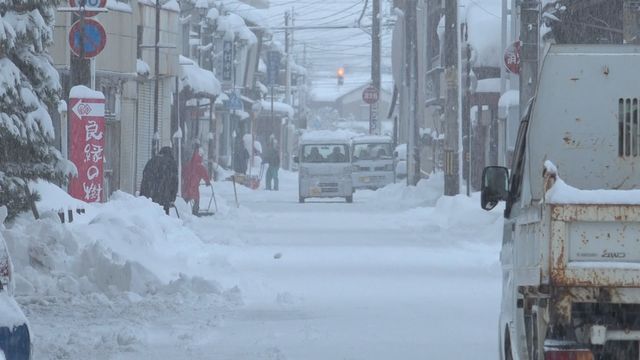 県内は雪のピークがすぎる 交通障害には注意を(10日午前7時半大野市)