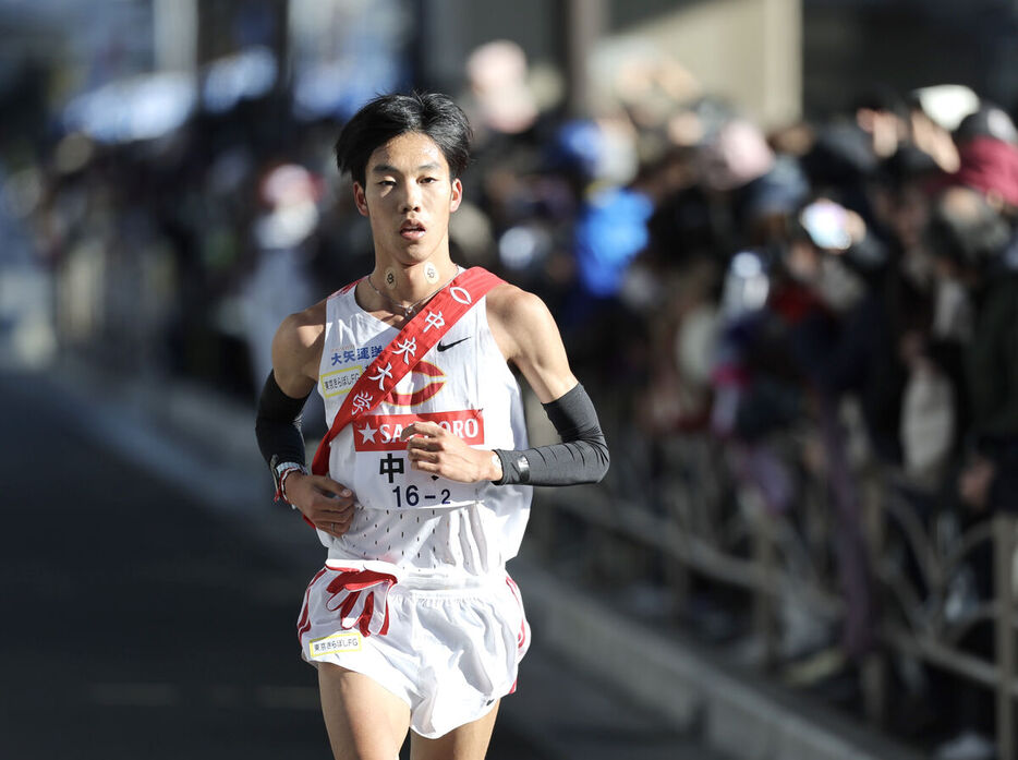 ２区、力走する中大・溜池一太(カメラ・小林　泰斗)