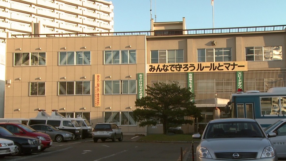 暴行の現行犯で52歳の男を逮捕した北海道警白石署(札幌市)