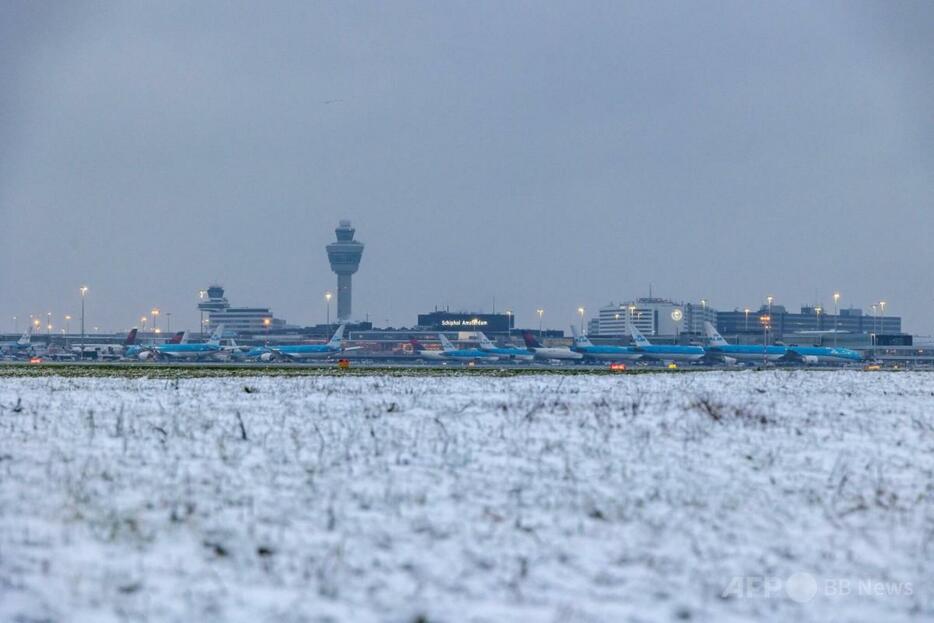 オランダ・アムステルダムのスキポール空港で、滑走路に駐機する飛行機（2025年1月5日撮影）。【翻訳編集】 AFPBB News