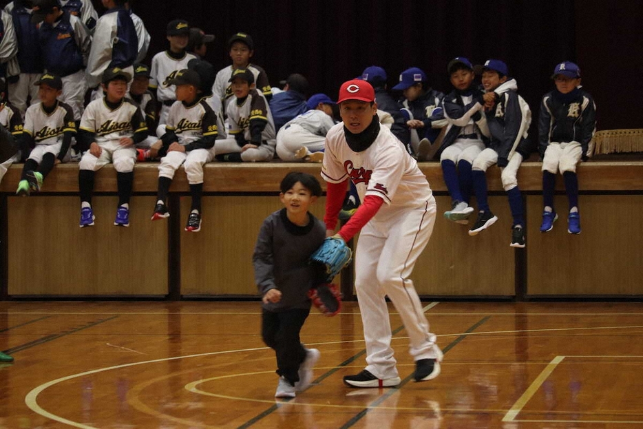 愛知県愛西市の佐織中学校で野球教室の講師を務めた広島・栗林