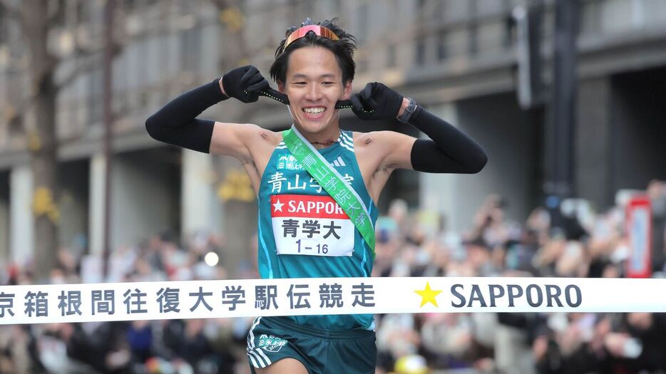 総合優勝のゴールテープを切る青学大１０区・小河原陽琉（カメラ・山崎　賢人）