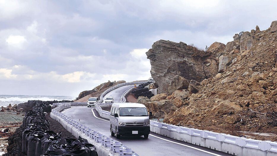 「鯖尾岩」周辺の迂回路を通行する乗用車＝昨年１２月２７日