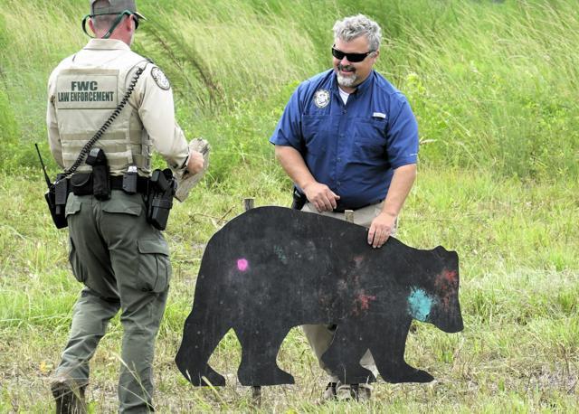 クマ猟が禁止されているフロリダ州の道具を使ってクマを追い払う訓練の様子=2024年9月3日、米フロリダ州、伊藤恵里奈撮影