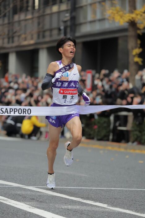 復路を２位でゴールする駒大１０区・小山翔也（カメラ・山崎　賢人）