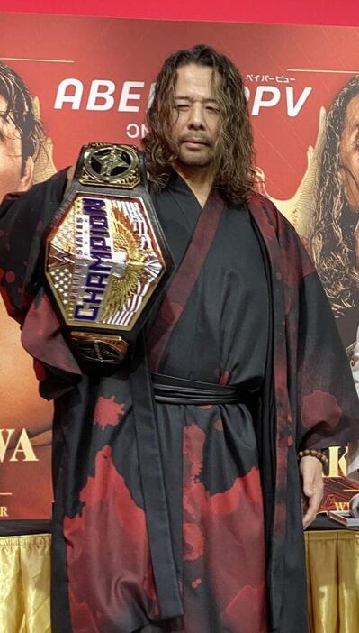 元日決戦の記者会見でWWE・USベルトを持参した中邑＝2024年12月27日、東京・神宮前