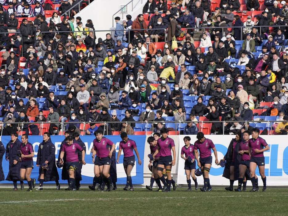 【桐蔭学園―国学院栃木】試合に敗れた国学院栃木の選手たち＝5日、花園ラグビー場（甘利慈撮影）