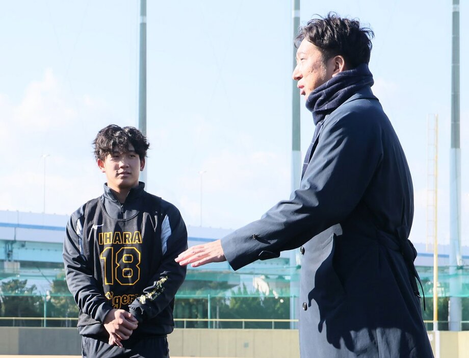 藤川監督の話を聞くドラ１・伊原