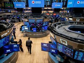 <p>Traders work on the floor of NYSE</p>