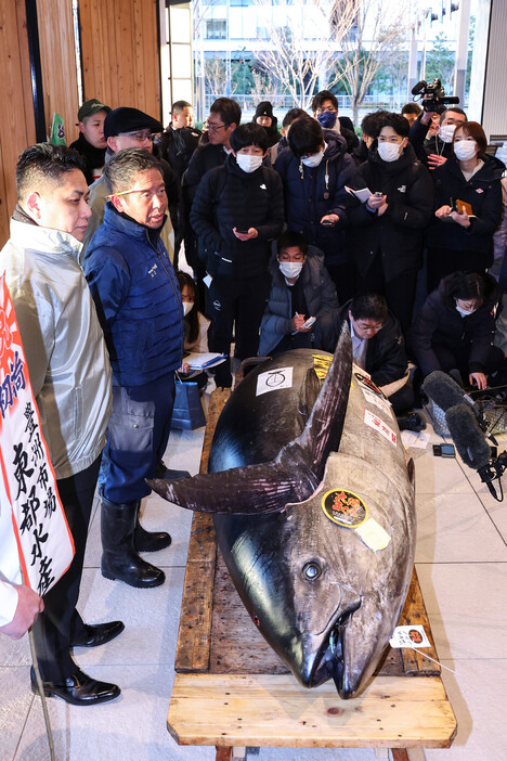 東京・豊洲市場（江東区）で５日朝、新年恒例の初競りが行われ、青森県大間産のクロマグロに２億７００万円の高値が付いた。写真左から２人目は、やま幸の山口幸隆社長。