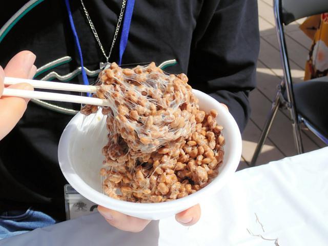 水戸納豆早食い世界大会の決勝で男性が食べる5本分のわら納豆=2023年3月11日、水戸市千波町、林瞬撮影