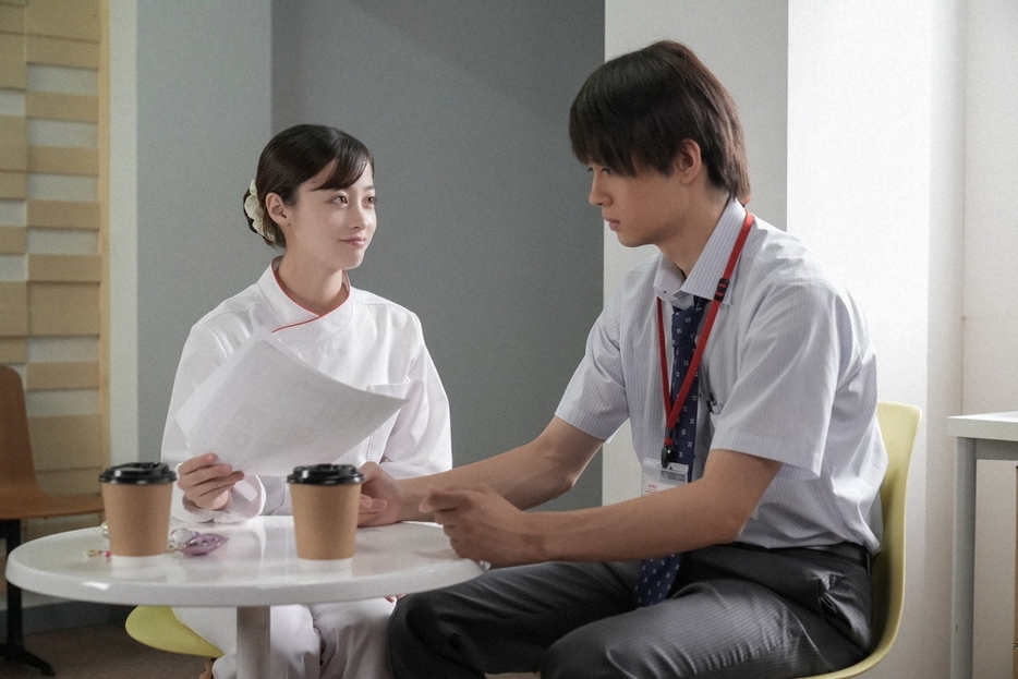 連続テレビ小説「おむすび」第67話。翔也（佐野勇斗・左）と結（橋本環奈）（C）NHK