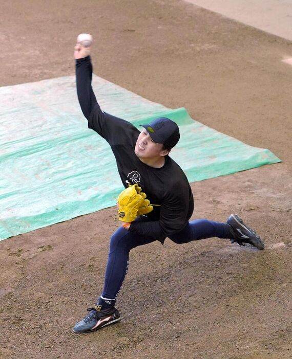 ブルペンで投球練習する馬場皐輔（カメラ・岡野　将大）