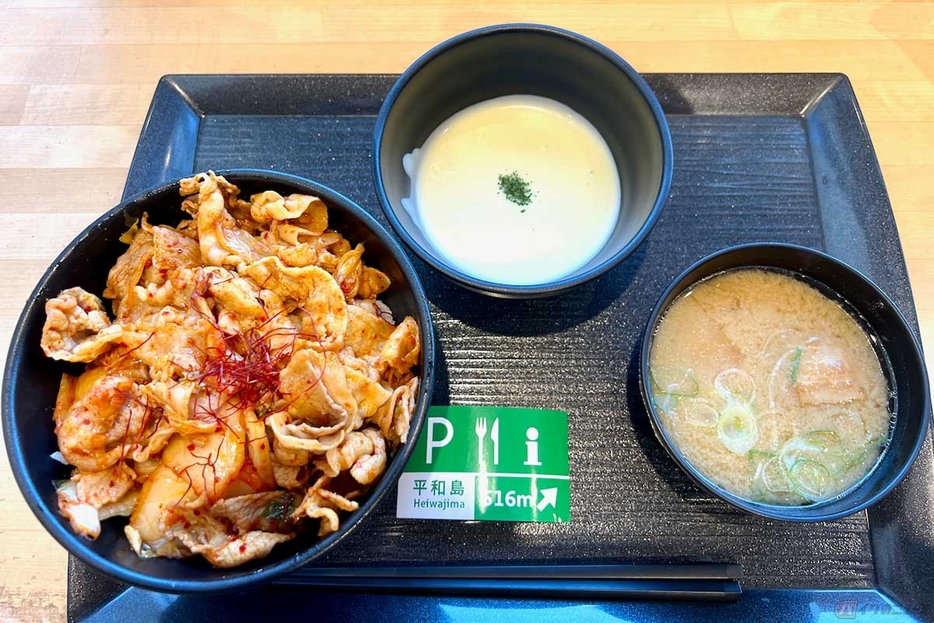 首都高「平和島PA」（上り）の期間限定メニュー「背徳×チーズ！　豚キムチーズ丼」（1050円）は、豚キムチ丼にとろけるチーズを絡めていただく。これは美味いに決まっている！