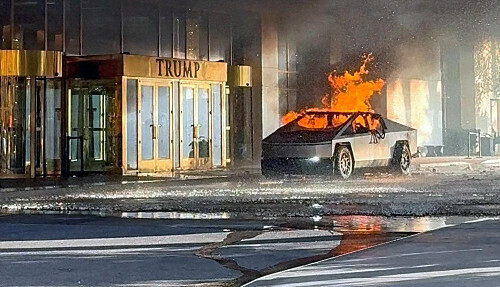 １日、米ラスベガスのトランプ・インターナショナル・ホテル・ラスベガス前で爆発後、炎を上げるテスラのＥＶ「サイバートラック」＝Ａｌｃｉｄｅｓ　Ａｎｔｕｎｅｓ提供、ロイター