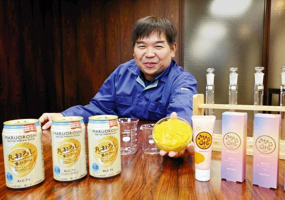 かんきつの皮から新素材を開発した西村さん（愛媛県四国中央市で）＝枡田直也撮影