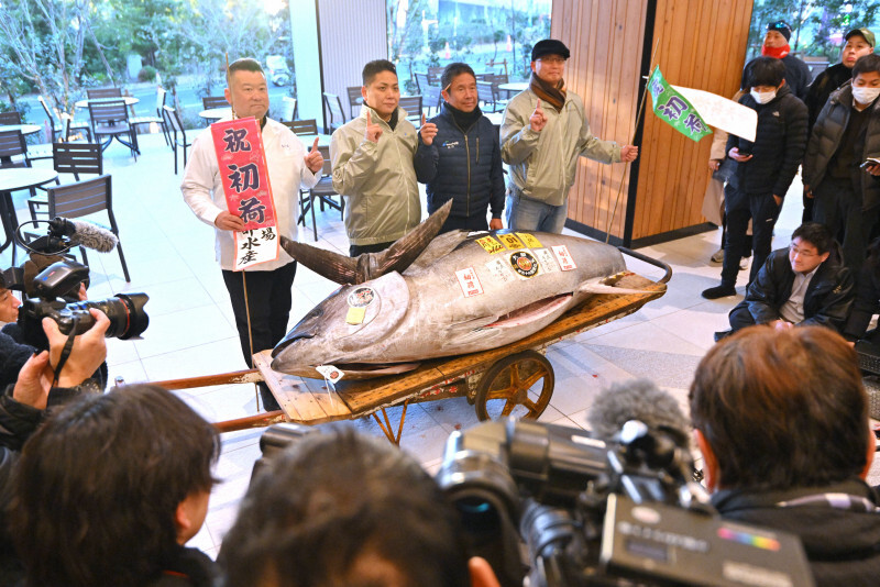 最高値で競り落としたマグロと記念撮影するやま幸の山口幸隆代表取締役社長（右から2人目）ら＝東京都江東区で2025年1月5日午前7時14分、前田梨里子撮影