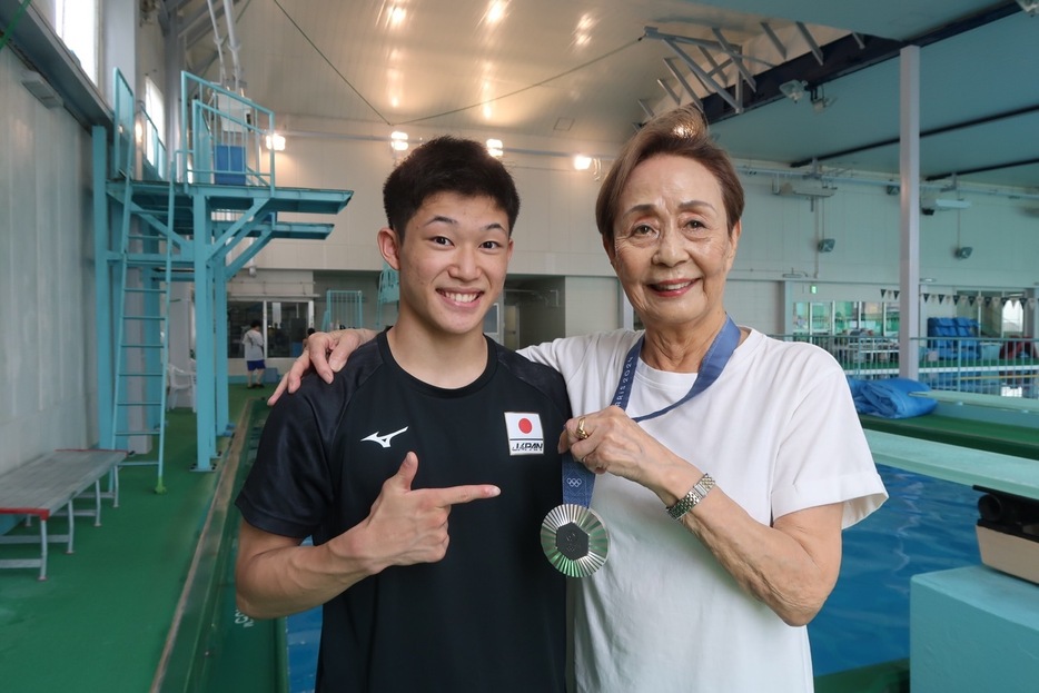 玉井陸斗選手に銀メダルをかけてもらった馬淵かの子さん