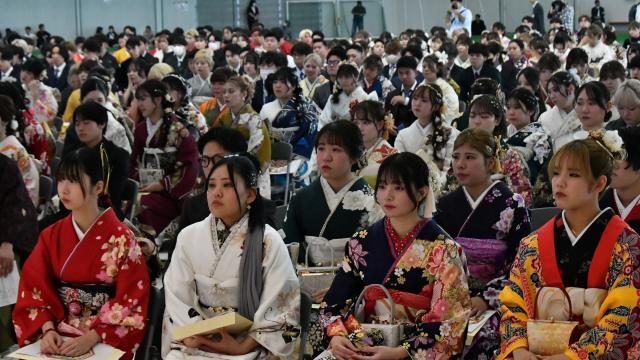 約450人が参加し門出の日を迎えた「二十歳を祝う会」＝5日、市平良下里のJTAドーム宮古島