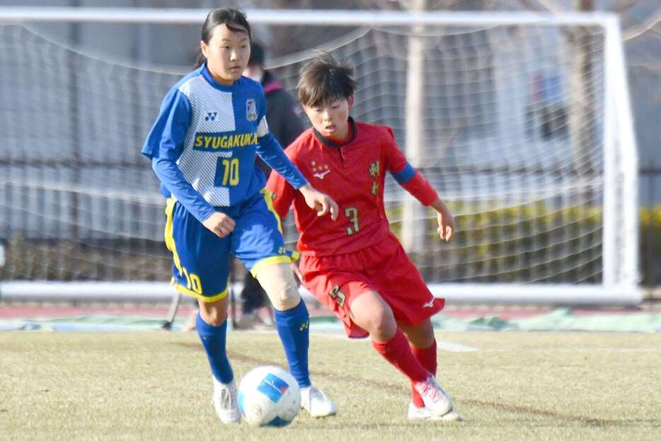 相手をマークする神村のＤＦ森田（３）＝兵庫県三木市の三木総合防災公園