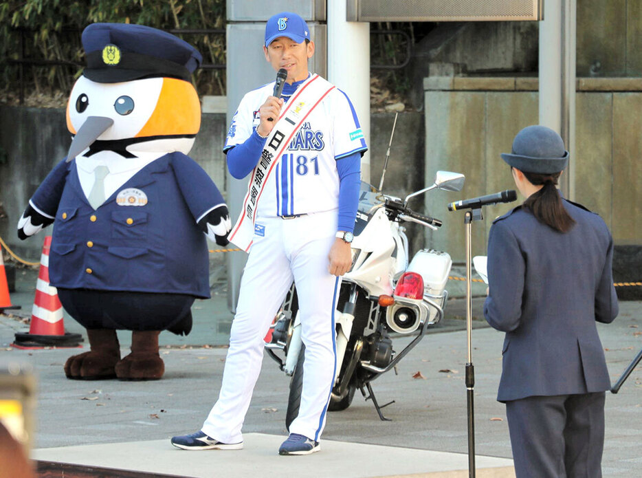 都筑署の一日署長を務め、啓発イベントに参加した三浦監督（左）＝横浜市都筑区