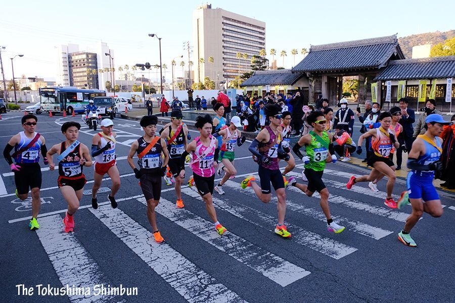 鷲の門前を一斉にスタートする16郡市のランナーら＝4日午前8時半、徳島市徳島町２