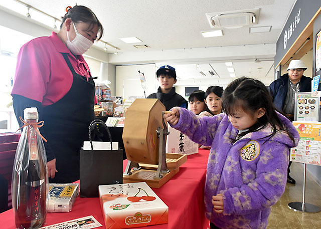 食事券や特産品が当たる「新春初売り抽選会」＝村山市・ＪＲ村山駅