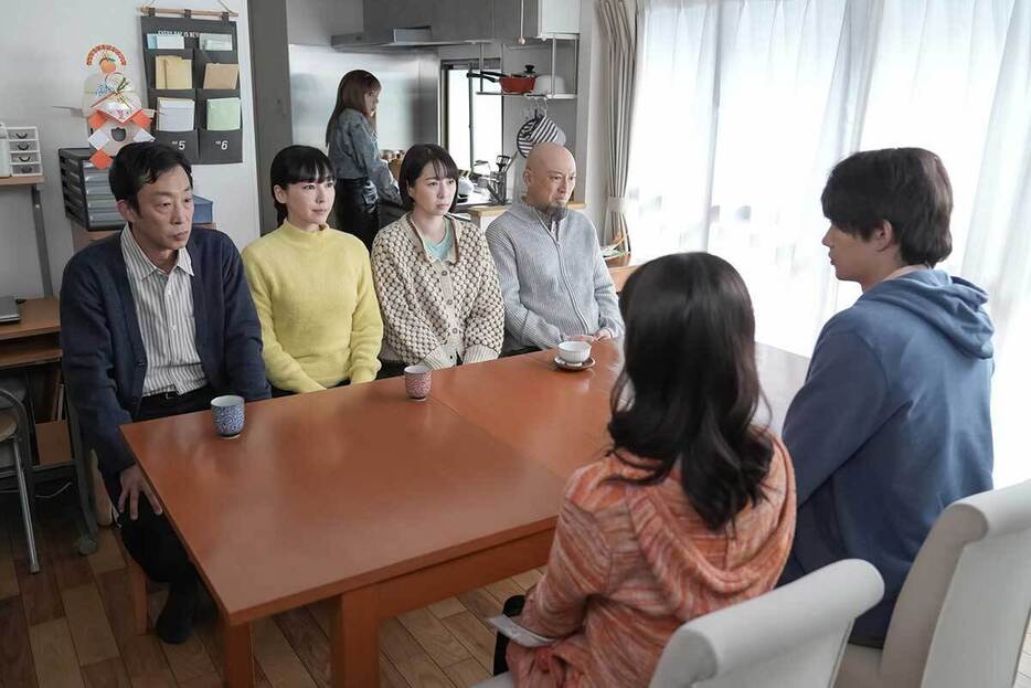 結の父・聖人（左）を演じる北村有起哉【写真：(C)NHK】