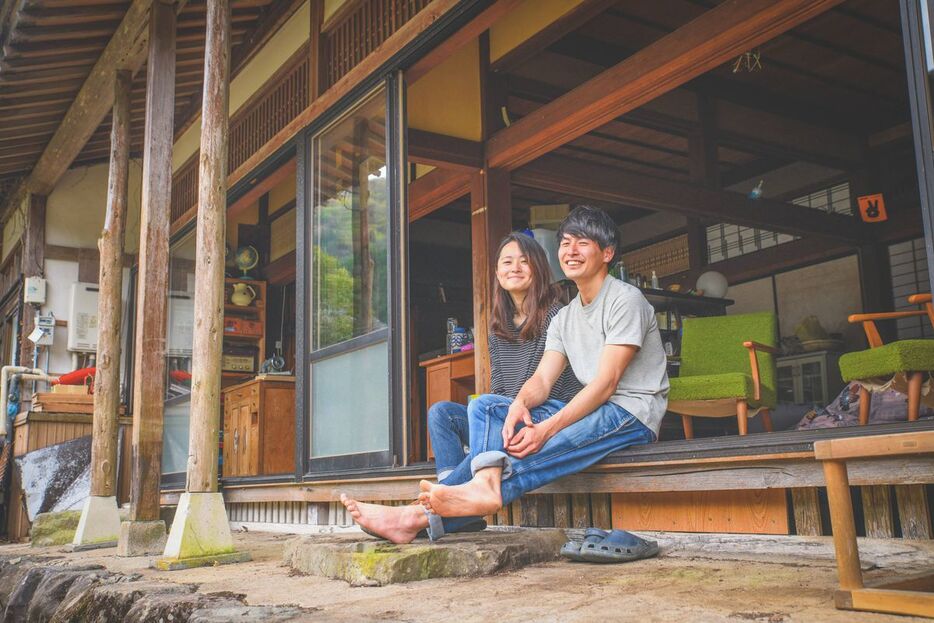 修繕した古民家でくつろぐ芳沢さんご夫婦＝福井県永平寺町（芳沢郁哉さん提供）