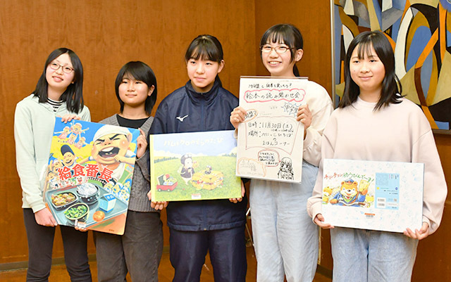 山形市立図書館の「りぶ活」に参加し、読み聞かせイベントに取り組んだ中学生＝山形市・同図書館