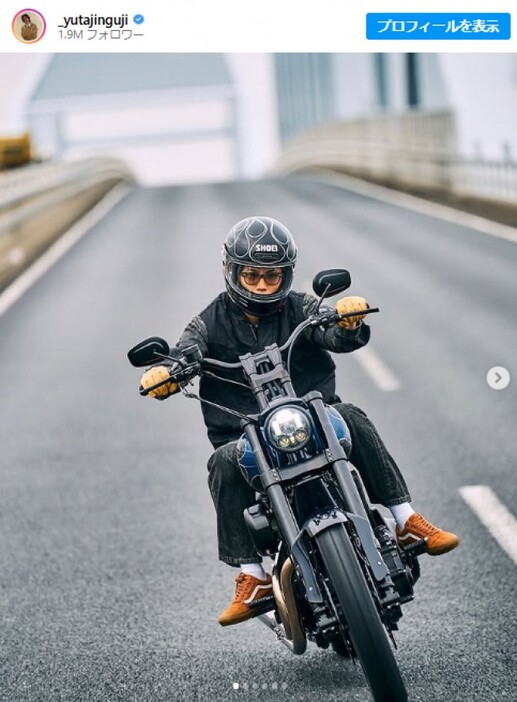 神宮寺勇太と愛車のハーレーダビッドソン　※「神宮寺勇太」Instagram