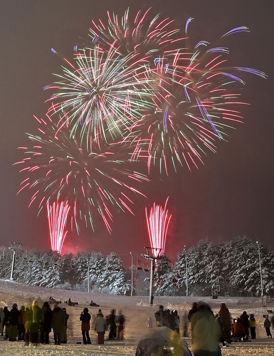 ゲレンデの夜空を彩った花火＝31日、猪苗代町・猪苗代スキー場