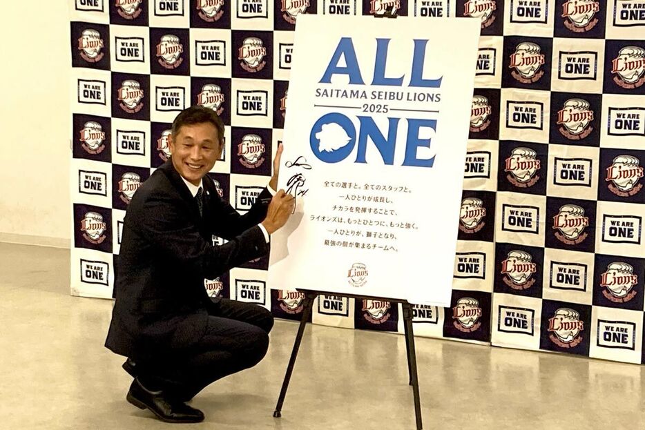 今季のスローガン「ALL　ONE」を発表した西武・西口文也監督