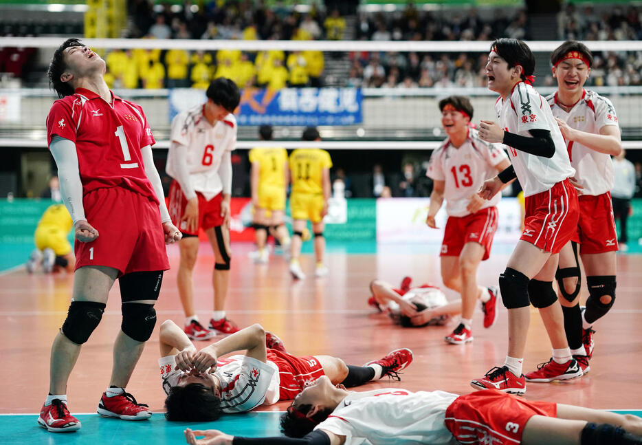 東亜学園対鎮西　準決勝進出を決め歓喜する東亜学園の選手たち（撮影・横山健太）