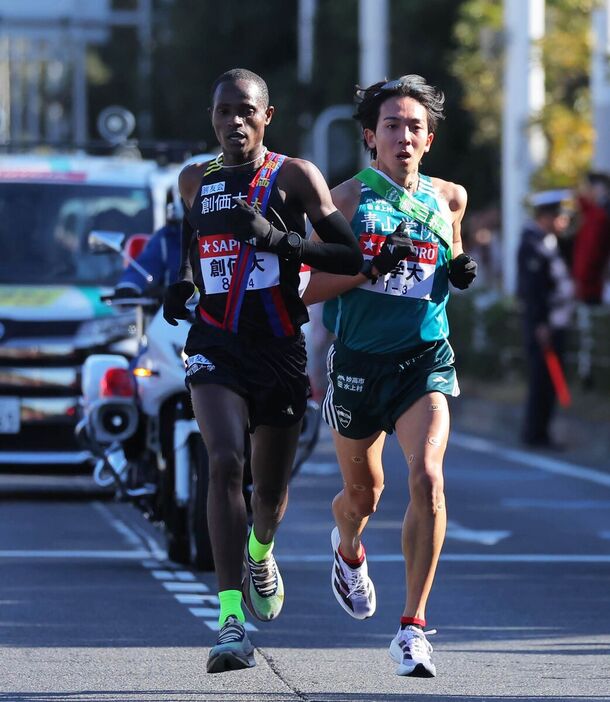 ３区で創価大・ムチーニと競り合う青学大・鶴川正也（カメラ・宮崎　亮太）