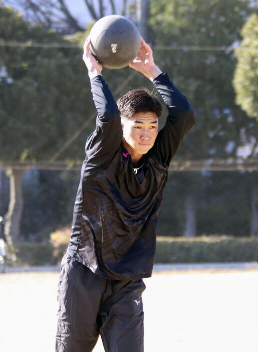 自主トレで調整する阪神・今朝丸＝兵庫県西宮市