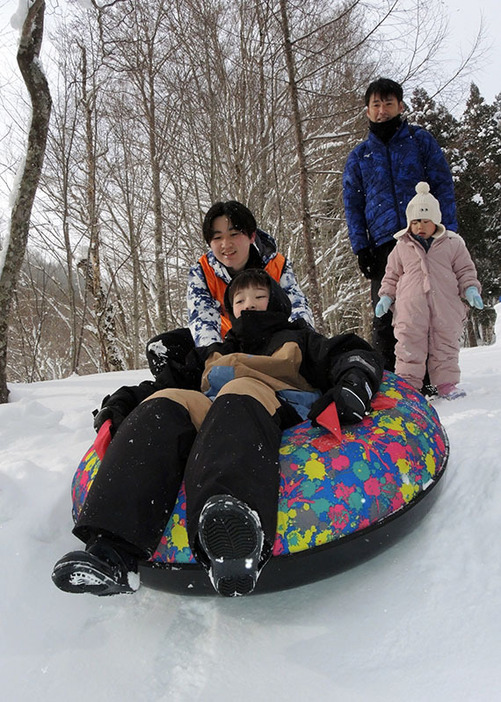 チューブで滑るスノースライダーが人気の「いちのせき雪上楽園2025in真湯温泉」＝一関市厳美町