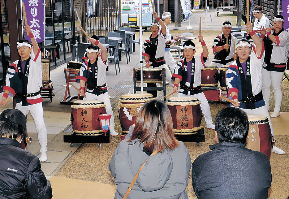 力強い演奏を披露する輪島祭り太鼓の小中学生＝氷見市のひみ番屋街