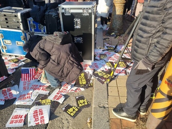 2日午後3時ごろ、尹大統領の支持者が、非常行動の準備したプラカードを破って地面に投げ捨てている=コ・ナリン記者