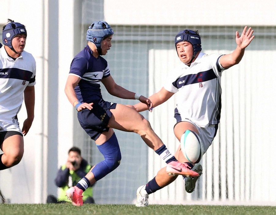 ＜大阪桐蔭・桐蔭学園＞後半、キックパスで勝ち越しトライを演出する桐蔭学園・丹羽（中央）（撮影・北條　貴史）