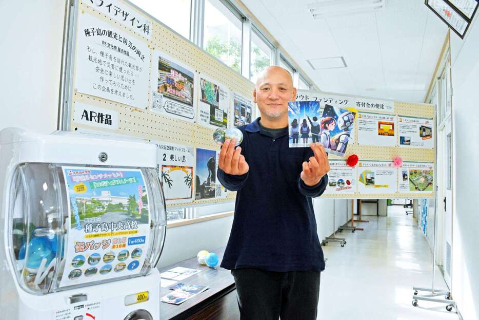 聖地巡礼の企画やミライデザイン科の作品を紹介する木下勝さん＝中種子町の種子島中央高校