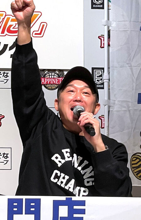 Ｂリーグ・秋田のパブリックビューイングで会場を盛り上げる石川雅規（カメラ・長井　毅）