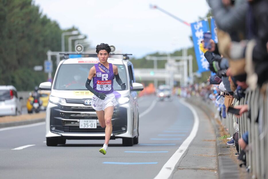 ８区、沿道の声援を受けながら力走する立大・山口史朗（カメラ・宮崎　亮太）