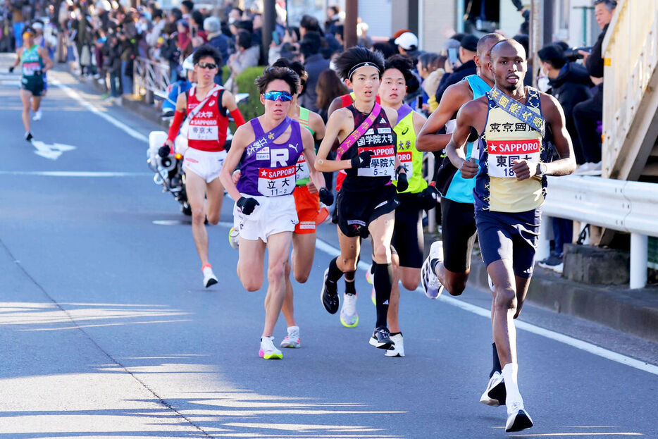 ２区で１２人抜きの力走を見せた東京国際大・エティーリ（右＝カメラ・宮崎　亮太）