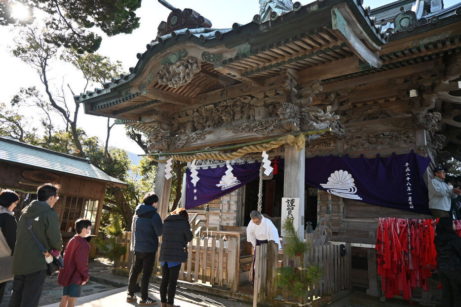 大瀬神社で1年の安泰などを願う参拝客ら＝沼津市の大瀬神社