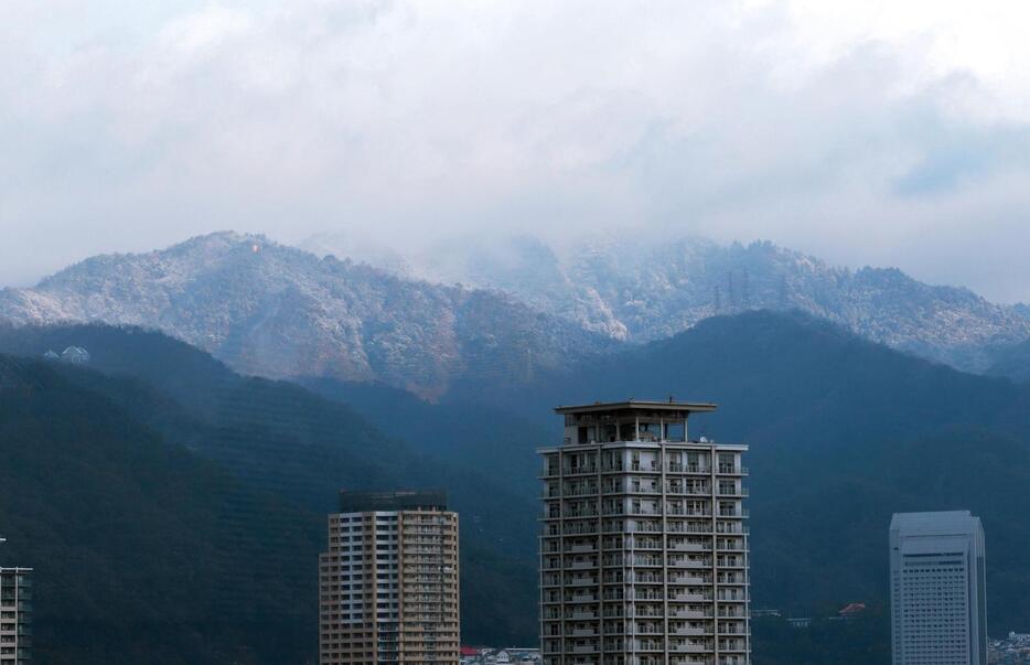 冷え込みで雪化粧した六甲山地＝９日午前、神戸市中央区東川崎町から（撮影・中西大二）