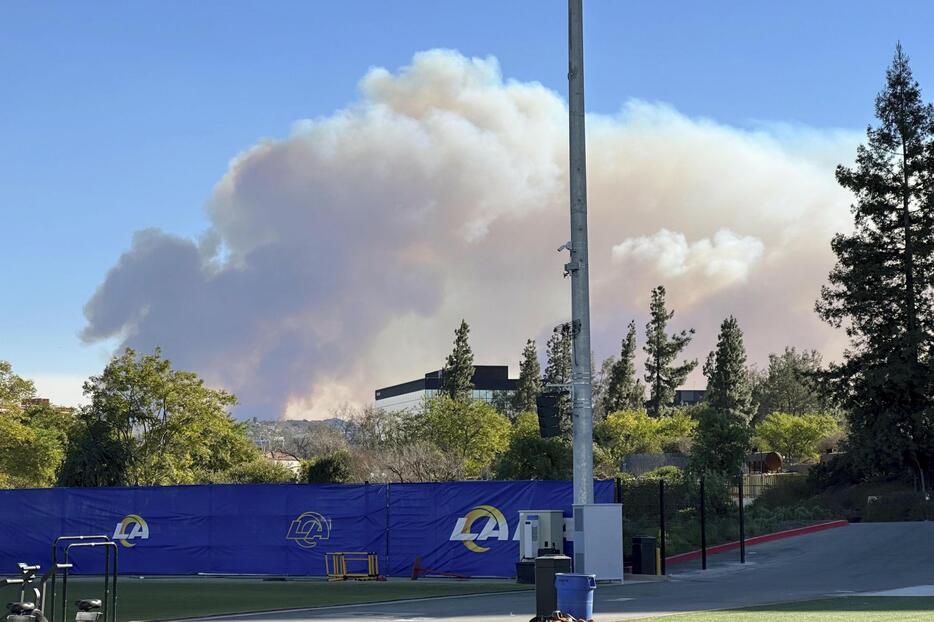 NFLラムズの練習施設の近くに上がる山火事の煙＝9日、ロサンゼルス（AP＝共同）