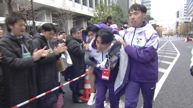 10区を走った駒澤大の小山翔也選手は仲間に運ばれる