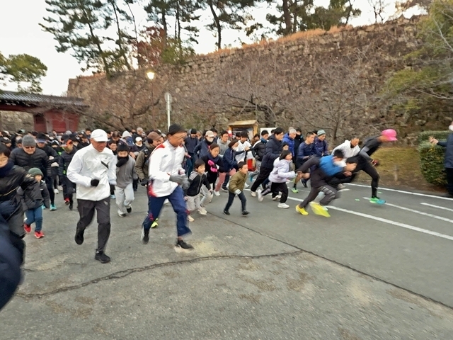 和歌山城・追回し門から駆け出す参加者